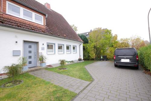 Eingang mit Stellplätzen.JPG - 6 Zimmer Doppelhaushälfte in Tornesch