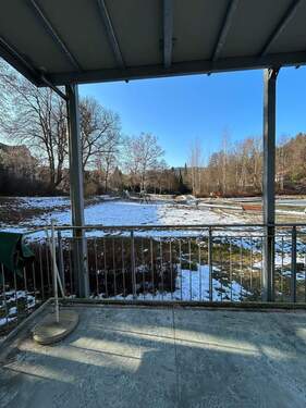 Balkonblick auf verschneite Wiese - Herrliche 2-Raum-Wohnung mit Balkon u. EBK am Oybiner Kurpark !