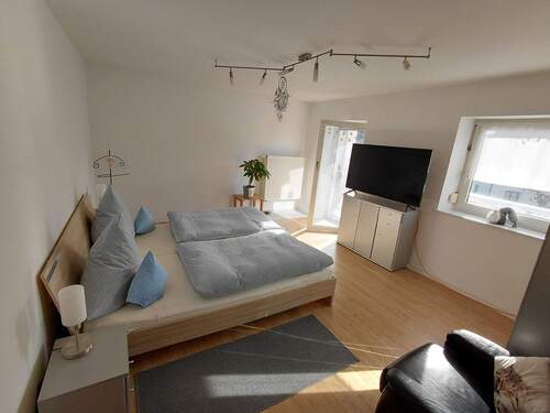 Helles Schlafzimmer/ Balkonzugang - 