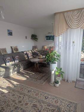 Wohnzimmer mit vielen Fenstern - 