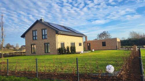 Ansicht Südwest - Erstbezug EFH mit 6 Zi. Doppelgar. EBK PV- Anl. in der Nähe von Schwerin