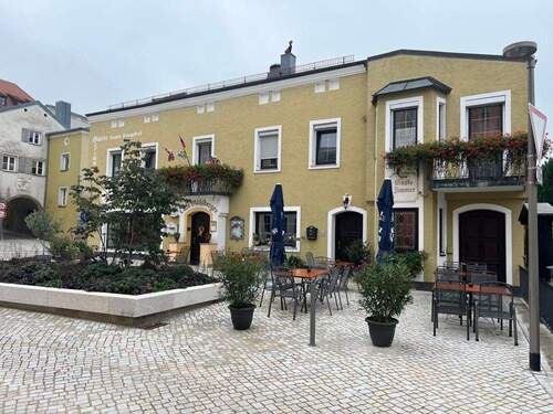 Hotel - Vorplatz - Hotel-Gasthof-Cafe, bestens eingeführt in zentraler Lage