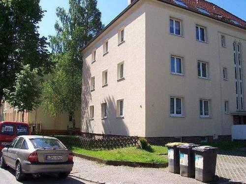 Außenansicht - SEHR RUHIGE LAGE !! Sonnige-helle 2 Zimmerwohnung für Single oder Pärchen II. Obergeschoss Tageslichtbad mit Wanne Laminatböden PKW-Stellplatz