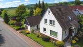 Außenansicht mit großzügigem Grundstück - Familienidylle mit Einliegerwohnung und weitläufigem Garten