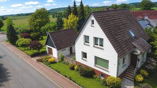 Außenansicht mit großzügigem Grundstück - Familienidylle mit Einliegerwohnung und weitläufigem Garten
