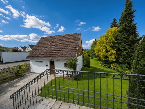 Blick auf die Garage und den großzügigen Gartenbereich - 5 Zimmer Einfamilienhaus zum Kaufen in Hameln