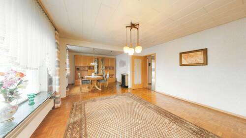 Helles Wohnzimmer mit Essbereich - 