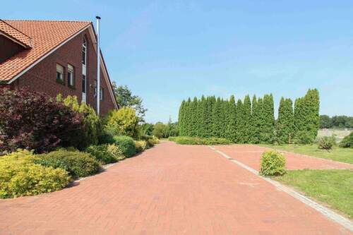 Giebelseitig + Parkflächen - 