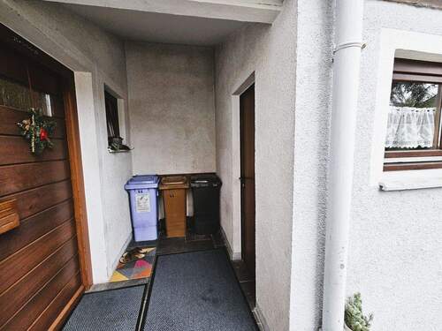 Zugang zum angebauten Abstellraum - 