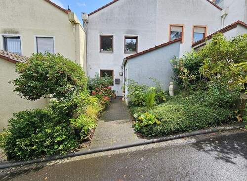 Hausansicht - Gepflegtes Reihenhaus mit zwei Stellplätzen in ruhiger Lage zu verkaufen