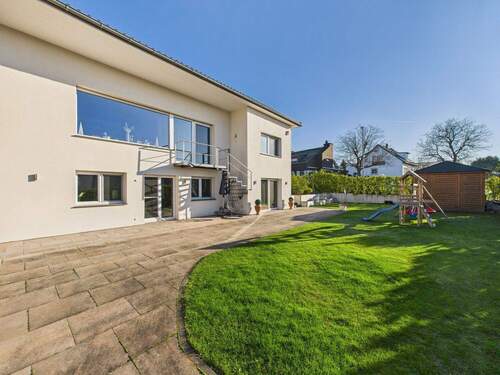 Gartenansicht - Modernes Familiendomizil mit großem Garten in gefragter Lage, nahe dem Stadtwald !