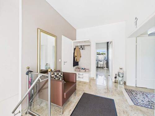 Offenes Entreé - 8 Zimmer Einfamilienhaus zum Kaufen in Wiesbaden