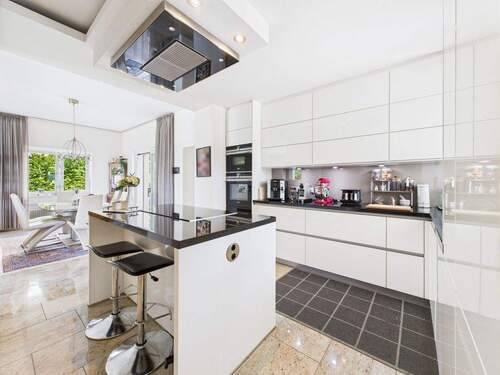 Moderne, offene Küche - Einfamilienhaus mit 295,00 m&sup2; in Wiesbaden zum Kaufen