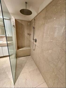 ebenerdige Dusche mit Sitzgelegenheit - 