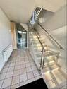 Hauseingang mit Treppe ins OG - 