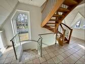 Treppenhaus OG mit Treppe ins DG - 