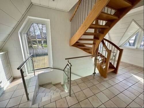 Treppenhaus OG mit Treppe ins DG - 