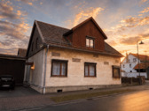 Straßenansicht - Zuhause mit Freiraum - Einfamilienhaus inklusive massivem Nebengelass