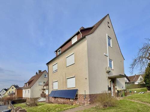 Vorder-Seitenansicht (1) - 9 Zimmer Mehrfamilienhaus, Wohnhaus zum Kaufen in Fuldabrück