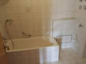Badezimmer m. Wanne und Waschmaschinenanschluss - 