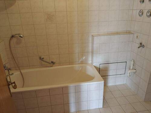 Badezimmer m. Wanne und Waschmaschinenanschluss - 