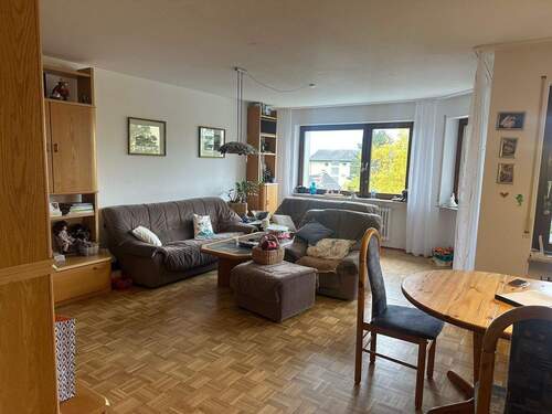 Helles Wohnzimmer mit Sofa - 3 Zimmer Etagenwohnung zum Kaufen in Singen (Hohentwiel)