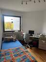 Helles Schlafzimmer mit Schreibtisch - 