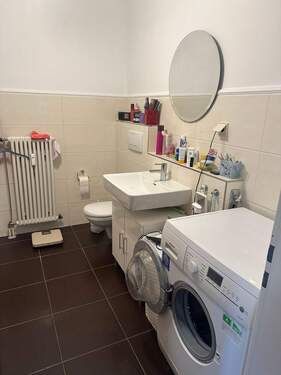 Badezimmer mit Waschmaschine - 