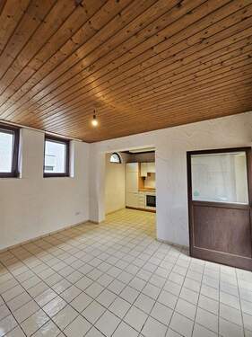 Wohnzimmer-Blick zur Küche/NH - 