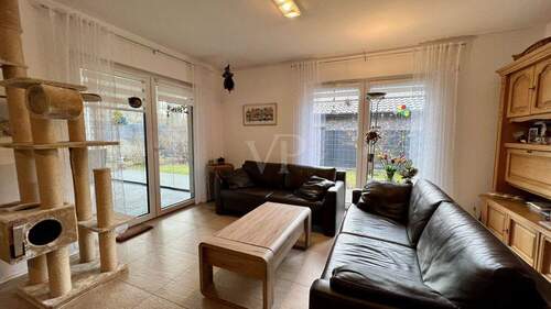 Wohnzimmer mit Übergang zum Wintergarten - 