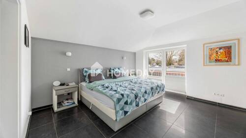 1. OG Schlafzimmer 1 - 