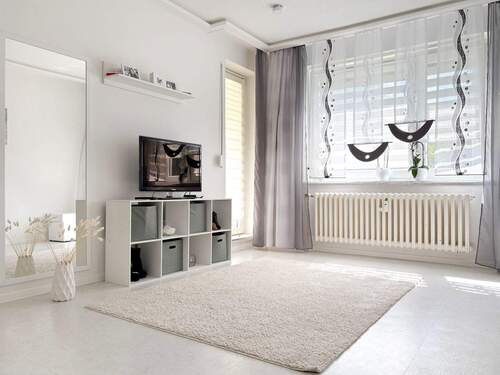 Wohnzimmer mit Zugang zum Sonnenbalkon - 3 Zimmer Terrassenwohnung zum Kaufen in Bremen