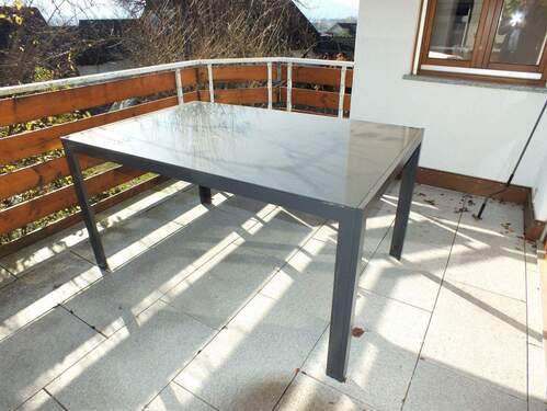 Moderner Balkon mit Tisch - 