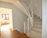 Flur mit Treppe - 