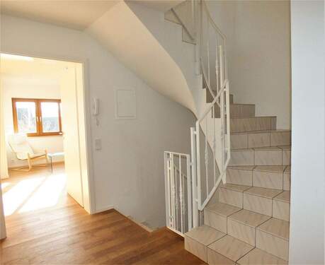 Flur mit Treppe - 