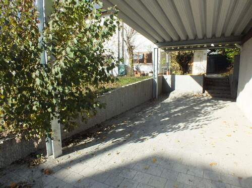 Einfahrt mit Carport - 