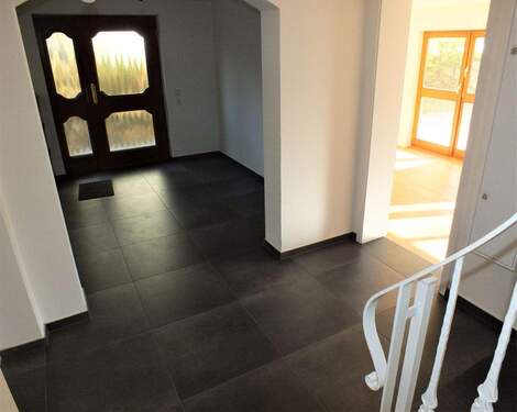 Eingangsbereich mit Treppe - 