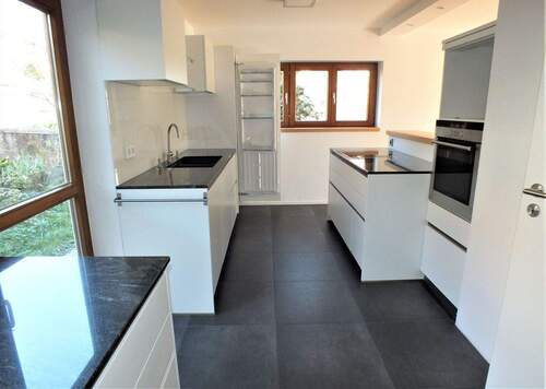 Moderne Küche mit Einbauküche - 