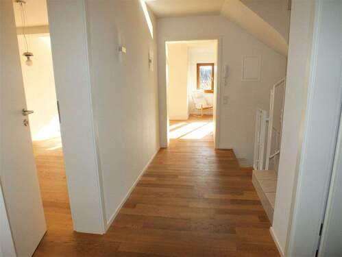 Heller Flur mit Holzboden - 