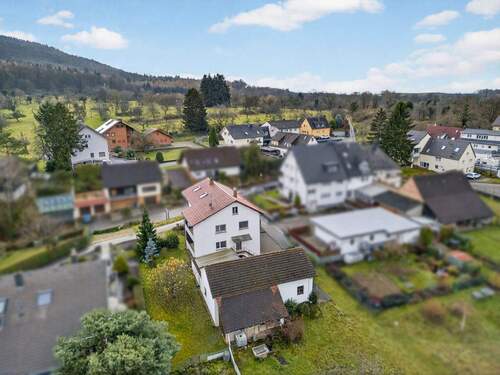 Liegenschaft mit Garten - 