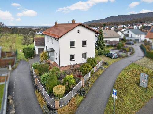 Wohnhaus mit Vorgarten - 