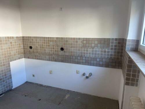 Leere Küche mit Fliesenspiegel - 