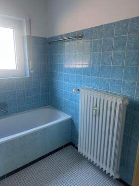 Badezimmer mit blauen Fliesen - 