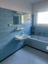 Blaues Badezimmer mit Badewanne - 