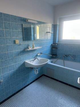 Blaues Badezimmer mit Badewanne - 