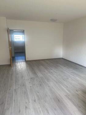 Leeres Wohnzimmer mit Boden - 