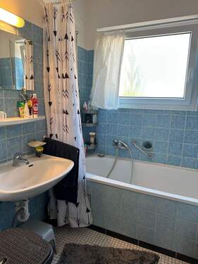 Badezimmer mit blauen Fliesen - 