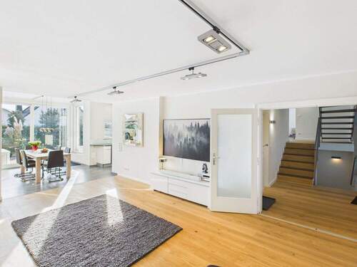 heller Wohn- & Essbereich - 8 Zimmer Einfamilienhaus zum Kaufen in Wiesbaden