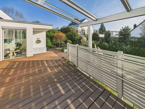 Terrasse mit Gartenblick - Einfamilienhaus mit 232,00 m&sup2; in Wiesbaden zum Kaufen