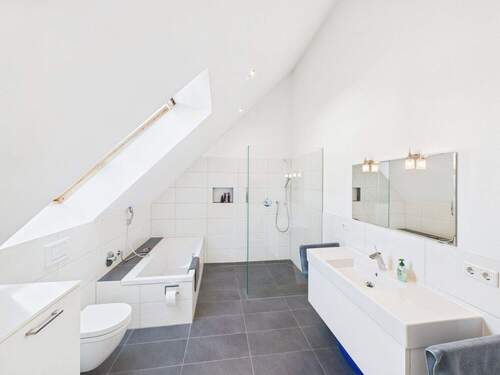 hochwertiges Tageslichtbad - 